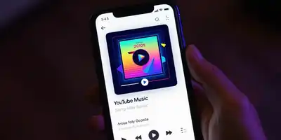O YouTube Music resgata o visual nostálgico do Google Play Music com nova capa de álbum em tela cheia
