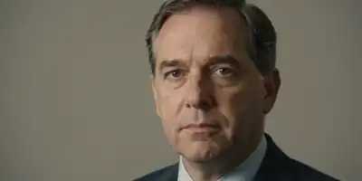 Inflação nos EUA persiste em 2,8% e guerra eleva riscos, afirma presidente do Fed de Filadélfia; impactos da inteligência artificial em debate