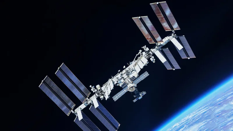 Nave da SpaceX reajusta órbita da Estação Espacial Internacional